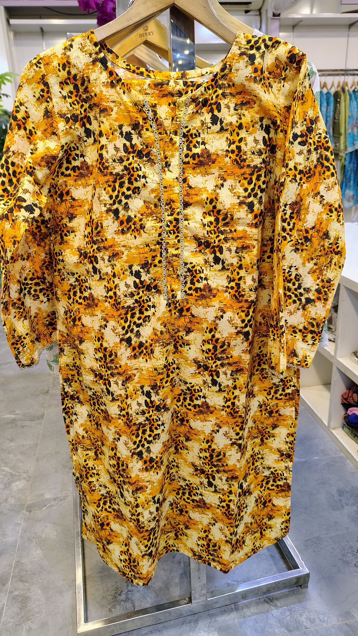 ✨ Elegant Floral Lawn Suit
